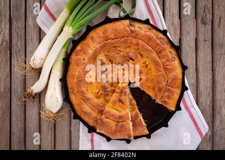 Calzone gefüllt mit Zwiebeln und Thunfisch - traditionelle gefüllte Pizza Apulien Stockfoto