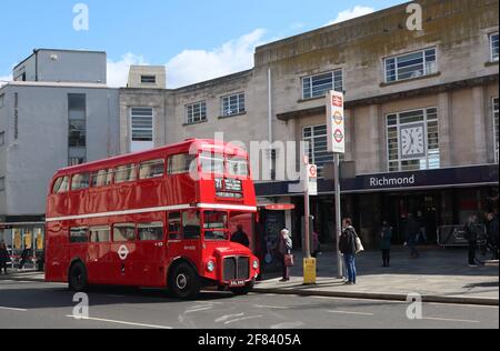 Route 65 Vintage London Bus Running Day, West London, Großbritannien, 11. April 2021, Foto von Richard Goldschmidt Stockfoto