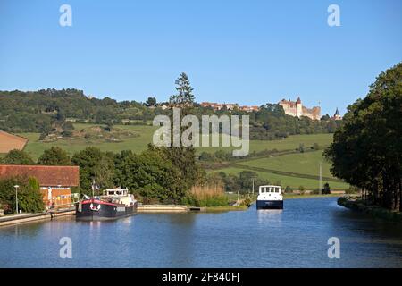 Schiffe auf dem Canal de Bourgogne unterhalb des Plus beau Dorf Châteauneuf en Auxois im Côte-d'Or Burgund Frankreich Stockfoto