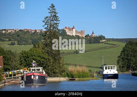 Schiffe auf dem Canal de Bourgogne unterhalb des Plus beau Dorf Châteauneuf en Auxois im Côte-d'Or Burgund Frankreich Stockfoto