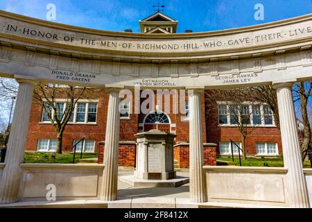 Älteste öffentliche Schule in Richmond Hill und Memory Arch for Fallen Soldiers, Ontario, Kanada - erbaut 1914. Stockfoto