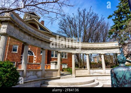 Älteste öffentliche Schule in Richmond Hill und Memory Arch for Fallen Soldiers, Ontario, Kanada - erbaut 1914. Stockfoto