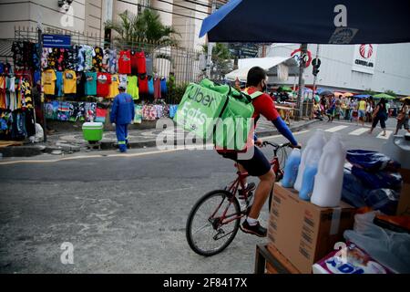 salvador, bahia / brasilien - 16. november 2020: In der Innenstadt von Salvador wird ein Mann für die Lebensmittelzustellung mit der App uber Eats gesehen. Stockfoto