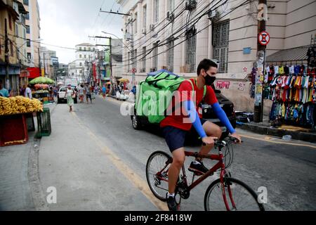 salvador, bahia / brasilien - 16. november 2020: In der Innenstadt von Salvador wird ein Mann für die Lebensmittelzustellung mit der App uber Eats gesehen. Stockfoto