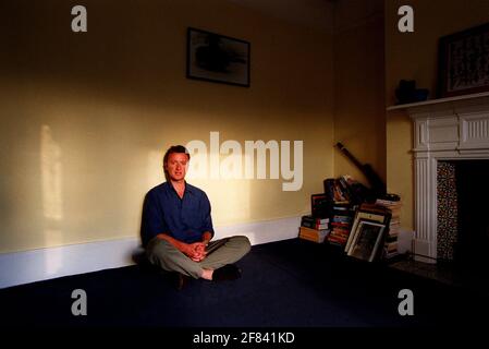 Mark Jones, der vor kurzem in seine neue Wohnung in Stockwell gegazelt hat. Stockfoto