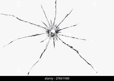 Textur von Rissen auf dem Glas aus dem Schuss. Gesprungenes Glas für das Design. Risse auf weißem Hintergrund. Stockfoto