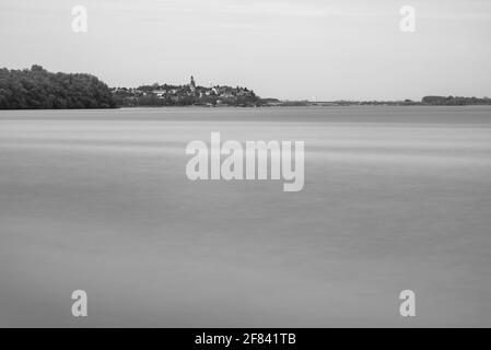 Panorama-Langzeitbelichtung Schwarz-Weiß-Ansicht der Donau und Zemun Gemeinde von Belgrad, Hauptstadt von Serbien Stockfoto