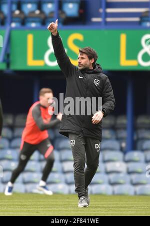 Portsmouth-Cheftrainer Danny Cowley während der Sky Bet League ein Spiel zwischen Portsmouth und Burton Albion im Fratton Park , Portsmouth , Großbritannien - 10. April 2021 - nur für redaktionelle Verwendung. Keine Verkaufsförderung. Für Football-Bilder gelten Einschränkungen für FA und Premier League. Keine Nutzung des Internets/Handys ohne FAPL-Lizenz - für Details wenden Sie sich an Football Dataco Stockfoto