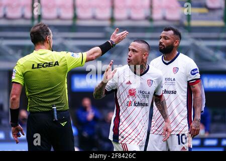 Mailand, Italien. April 2021. Radja Nainggolan (Cagliari) und Schiedsrichter Luca Pairetto während des Fußballspiels der italienischen Meisterschaft Serie A zwischen dem FC Internazionale und Cagliari Calcio am 11. April 2021 im Giuseppe-Meazza-Stadion in Mailand, Italien - Foto Morgese-Rossini/DPPI Credit: DPPI Media/Alamy Live News Stockfoto