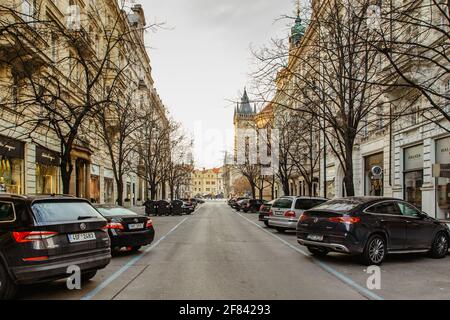 Prag, Tschechische Republik - 26. März 2021. Empty Parizska Street, Prags renommiertesten Boulevard, Heimat einer breiten Palette von Luxus-Boutiquen und Mode Stockfoto