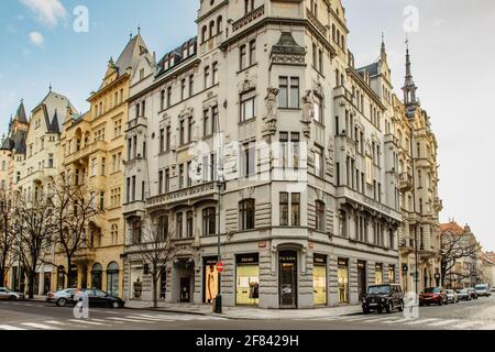 Prag, Tschechische Republik - 26. März 2021. Empty Parizska Street, Prags renommiertesten Boulevard, Heimat einer breiten Palette von Luxus-Boutiquen und Mode Stockfoto