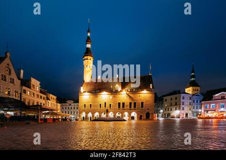 Tallinn, Estland. Berühmter Alter Traditioneller Rathausplatz Am Abend. Berühmte Sehenswürdigkeit Und Beliebter Ort. Landschaftlich Reizende Destination. Stockfoto