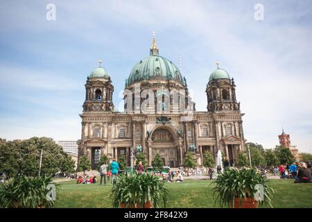 BERLIN, DEUTSCHLAND - 1. MAI 2012: Wunderschöne Tulpen, Hintergrund verschwommener Tulpen in einem Tulpenblüten-Garten Stockfoto