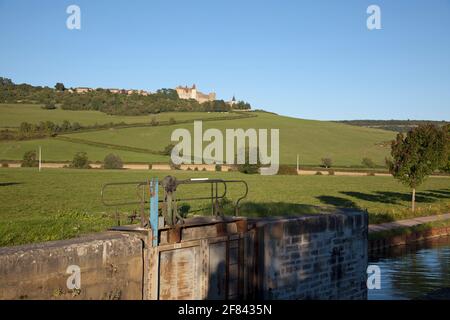 L'ecluse de Crugey auf dem Canal de Bourgogne unterhalb der Plus beau Dorf Châteauneuf en Auxois in der Côte-d'Or Burgund Frankreich Stockfoto