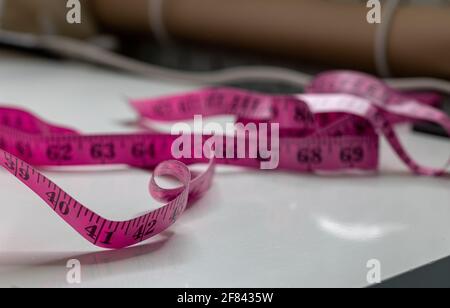 Rosa Maßband auf dem Tisch Stockfoto