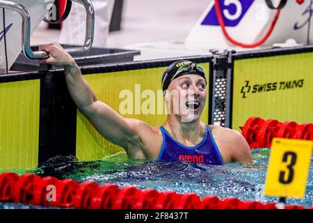 EINDHOVEN, NIEDERLANDE - 11. APRIL: Kira Toussaint feiert niederländischen Seniorenrekord im Frauen-100m-Rückschlag während des Eindhoven Qualification Meet Stockfoto