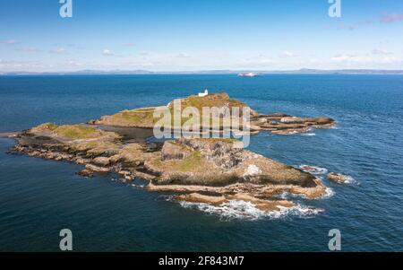 Luftaufnahme von der Drohne von Fidra Island und Leuchtturm in Firth of Forth, East Lothian, Schottland, Großbritannien Stockfoto