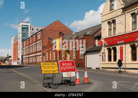 Straßenbeschilderung im Stadtzentrum von Preston aufgrund von Entwicklungsarbeiten an der University of Central Lancashire gesperrt. Stockfoto