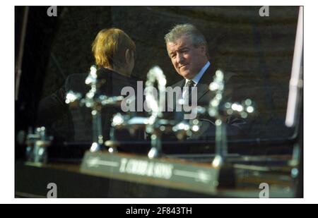 Beerdigung von Adam Faith im Kremitorium in Royal Tunbridge Wells. Terry Venablespic David Sandison 19/3/2003 Stockfoto