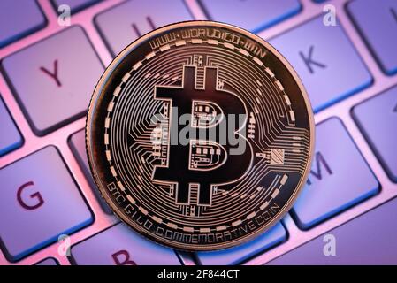 Bitcoins auf der Tastatur, Mining mit Computer, digitales Ledger als Sicherheitsbörse, Bitcoin ist die virtuelle Währung Stockfoto