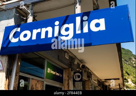 Corniglia, Italien, Juni 2020. Der Bahnhof. Als Beweis das blaue Zeichen mit dem weißen schreiben. Schöner Sommertag. Stockfoto