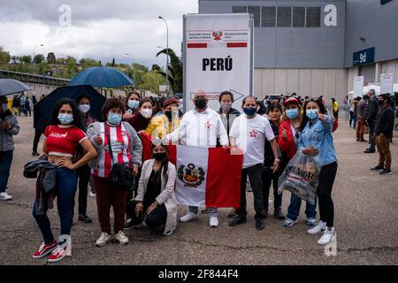 Menschen aus Peru posieren für ein Foto mit der peruanischen Flagge auf der IFEMA während der peruanischen Wahlen in Madrid.Peru und Ecuador sind zwei der größten Migrantenpopulationen in Spanien. Die Parlamentswahlen in Peru fallen heute mit der zweiten Runde der Präsidentschaftswahlen in Ecuador zusammen. Mehr als 150,000 Menschen aus Peru und etwa 180,000 aus Ecuador sind für die Präsidentschaftswahlen in Spanien registriert. In Ecuador konkurrieren Andrés Araúz und Guillermo Lasso in der zweiten Runde um die Präsidentschaft als Nachfolger von Lenín Moreno. Auf der anderen Seite werden die Wähler in Peru h Stockfoto