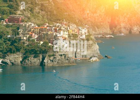 Herrlicher Blick auf das bewohnte Zentrum von Manarola, in den Cinque Terre, Ligurien, Italien. Die Häuser mit bunten Fassaden prägen das urbane Stockfoto
