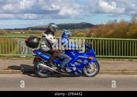 1998 90s Neunzigs Blue Suzuki Katana 600cc super Sport; Motorradfahrer; zweirädriger Transport, Motorräder, Fahrzeug auf britischen Straßen, Motorräder, Motorradfahrer fahren in Manchester, Großbritannien Stockfoto