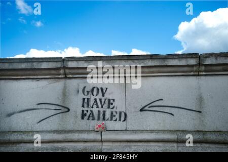 Southbank, London, England, Großbritannien. Schablonenschrift mit der Aufschrift „Gov have failed“ an der Wand neben der Covid-Gedenkmauer. Stockfoto