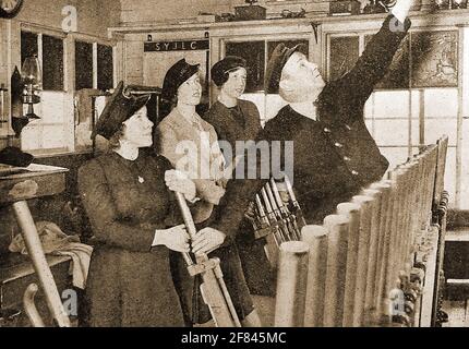 2. Weltkrieg - Frauen bei der Arbeit in Großbritannien im Jahr 1941 - EIN Pressefoto der Zeit, das Frauen zeigt, die sich zu Eisenbahnsignalkastenbetreibern ausbilden. Stockfoto