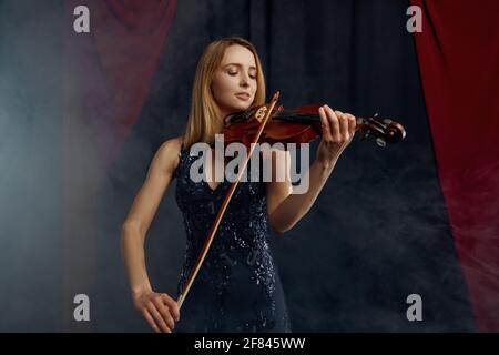 Violinistin mit Bogen und Violine, Solokonzert Stockfoto