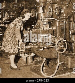 2. Weltkrieg - Frauen bei der Arbeit in Großbritannien im Jahr 1941 - EIN Pressefoto der Zeit, das eine Mechanikerin zeigt, die eine Maschine zur Herstellung von Maschinengewehrteilen betreibt. Stockfoto