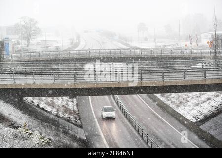 Der Verkehr auf dem Highway 50 während des Schneesturms, der am Sonntag über Östergötland hinwegfuhr. Stockfoto