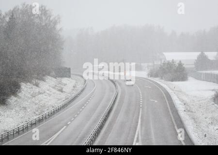 Der Verkehr auf dem Highway 50 während des Schneesturms, der am Sonntag über Östergötland hinwegfuhr. Stockfoto