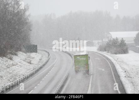 Der Verkehr auf dem Highway 50 während des Schneesturms, der am Sonntag über Östergötland hinwegfuhr. Stockfoto