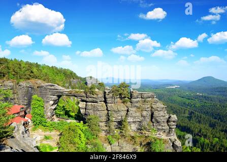 Blick auf Pravcicka brana, den größten natürlichen Sandsteinbogen Europas im Nationalpark Böhmische Schweiz, Tschechische Republik. Stockfoto