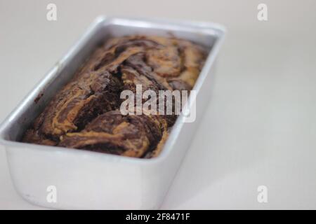 Hausgemachte Schokolade Bananenbrot in der Brotform, frisch aus dem Ofen Stockfoto