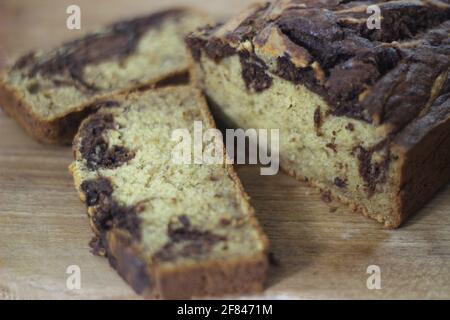 Hausgemachte Schokolade Bananenbrotscheiben. Interessante Muster wie Marmor ist auf der Oberfläche sichtbar Stockfoto