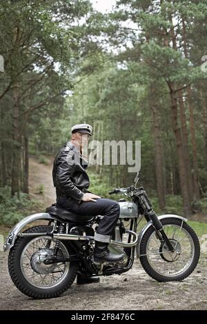 Gut aussehender Mann und mit klassischem BSA Enduro, der kurz vor dem Aufstieg bis hinauf nach England steht. Stockfoto