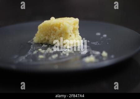 Hausgemachte, blonde Brownie-Scheiben mit Zitronenglasur auf der Oberseite. Aufgenommen auf weißem Hintergrund Stockfoto