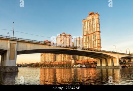 Moskau Gebäude in Sonnenuntergang Lichter, Russland. Wohnkomplex Alye Parusa am Moskva River. Panorama der Stroginsky Brücke und Wolkenkratzer in Moskau nein Stockfoto