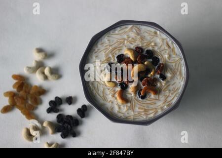 Südindische Süßigkeit aus Vermicelli, Milch, Ghee, Zucker oder Zuckerrüben, Rosinen und Nüssen, die vor Ort als Semiya payasam bekannt sind. Aufgenommen auf weißem Hintergrund Stockfoto