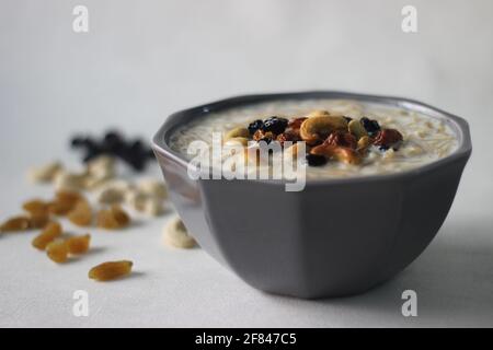 Südindische Süßigkeit aus Vermicelli, Milch, Ghee, Zucker oder Zuckerrüben, Rosinen und Nüssen, die vor Ort als Semiya payasam bekannt sind. Aufgenommen auf weißem Hintergrund Stockfoto