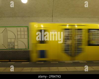 Gelbe wagen in Nahverkehrsszgen Stockfoto