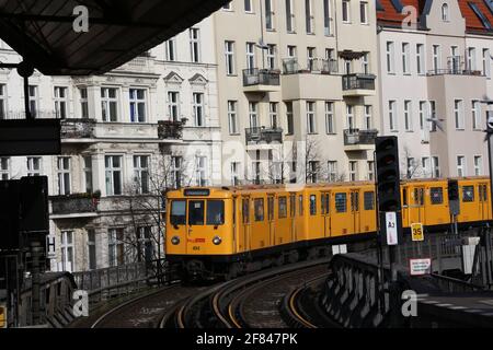 Gelbe wagen in Nahverkehrsszgen Stockfoto