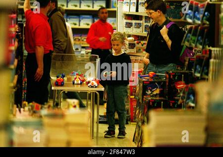 Hamleys Besitzer von Spielwaren in londons Regent Street sagten 10 Ein Anstieg der Touristenzahlen um Prozent trug dazu bei, dass die Gewinne auf 149 anstiegen Prozent auf 1,68 Mio. ¿in den ersten sechs Monaten des Jahres Stockfoto