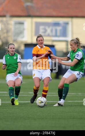 Hibernian WFC / Motherwell WFC . Sonntag, 11. April 2021, 14.00 Ainslie Park, Edinburgh. Bild von Hibernians Sieg 3-2. Stockfoto