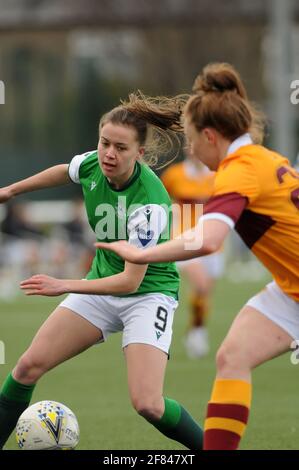 Hibernian WFC / Motherwell WFC . Sonntag, 11. April 2021, 14.00 Ainslie Park, Edinburgh. Bild von Hibernians Sieg 3-2. Stockfoto