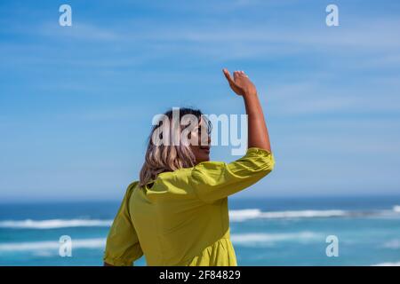Porträt einer Frau, die ihr Gesicht vor der Sonne schützt Stockfoto