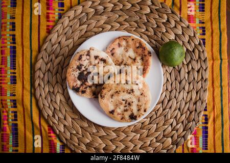 Gorditas de chicharron: mexikanischer Maisteig mit Schweineschinde Stockfoto